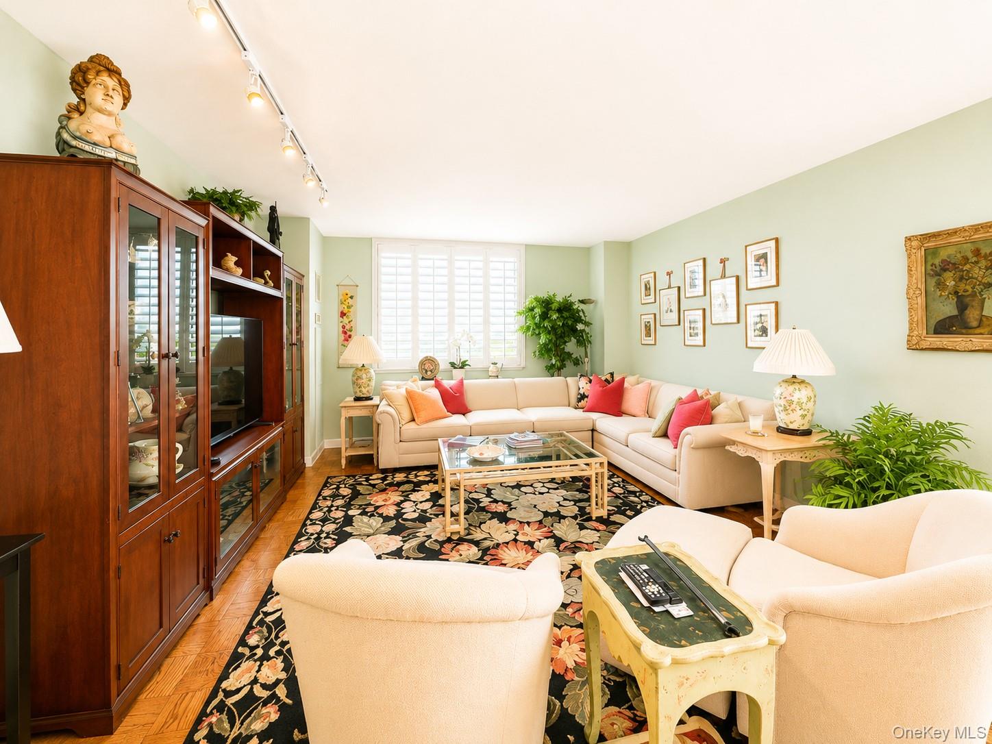 27110 Grand Central Parkway 7v Property Photo 8