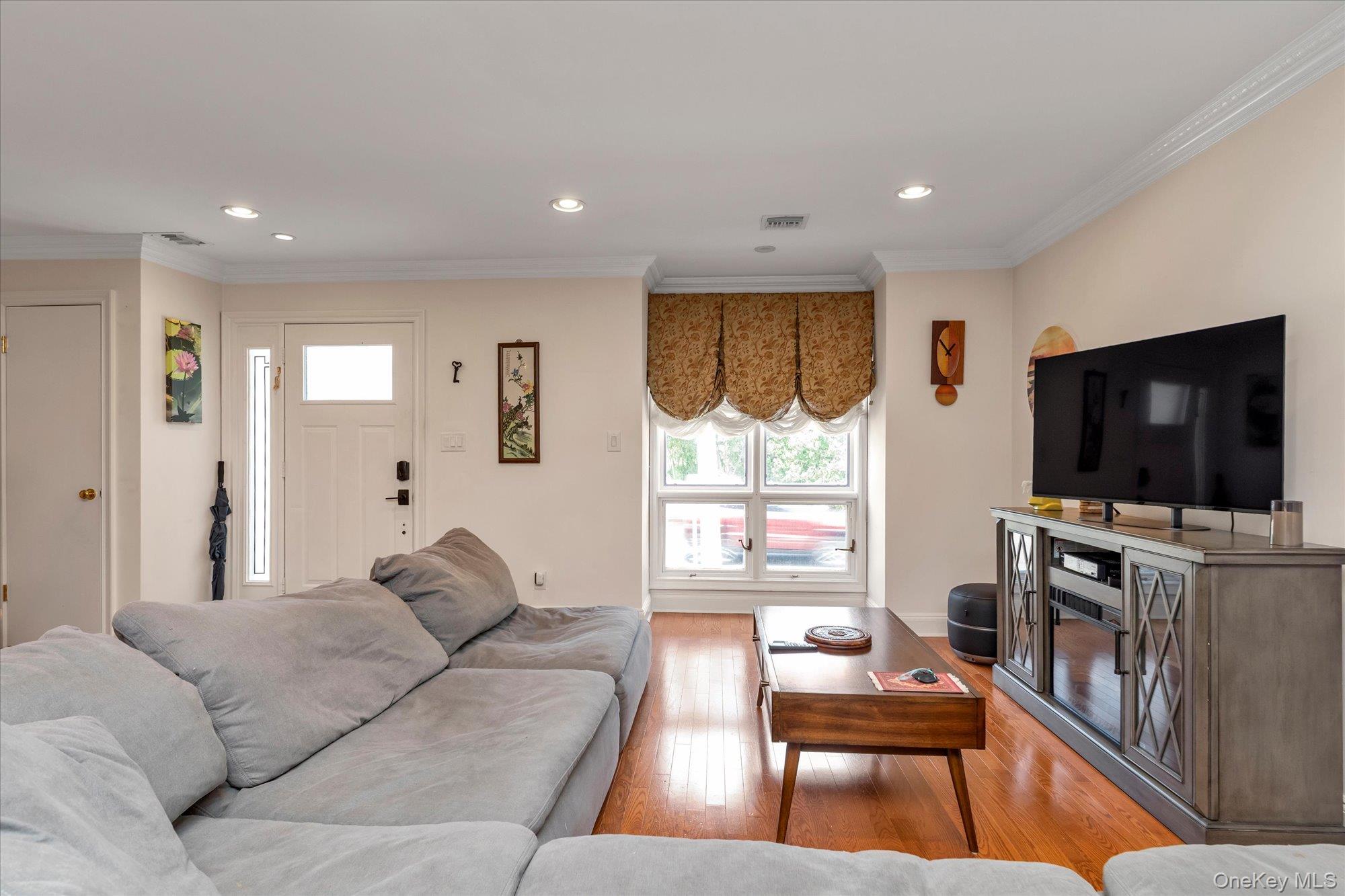 150 I U Willets Road Property Photo 4
