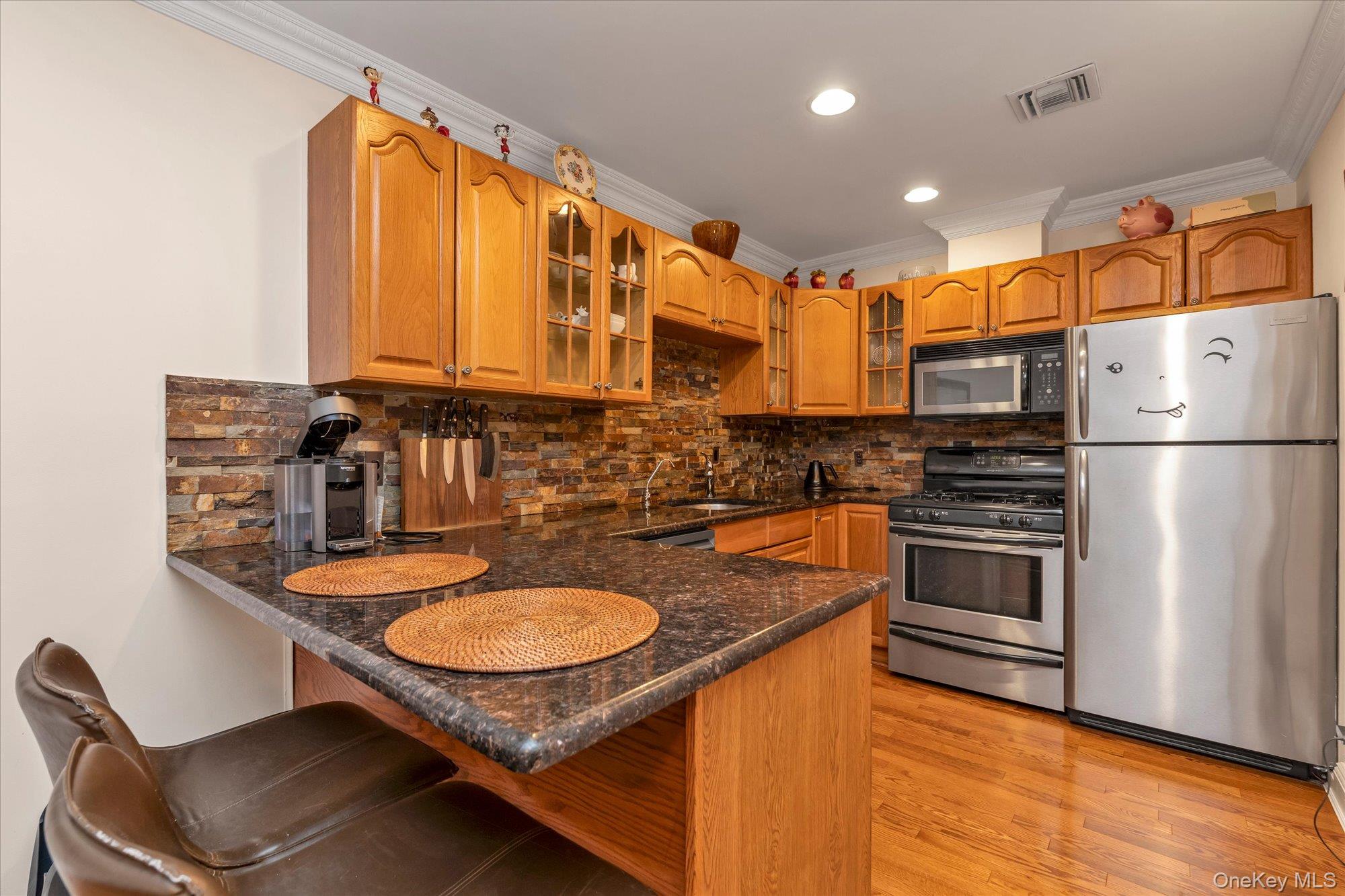 150 I U Willets Road Property Photo 10