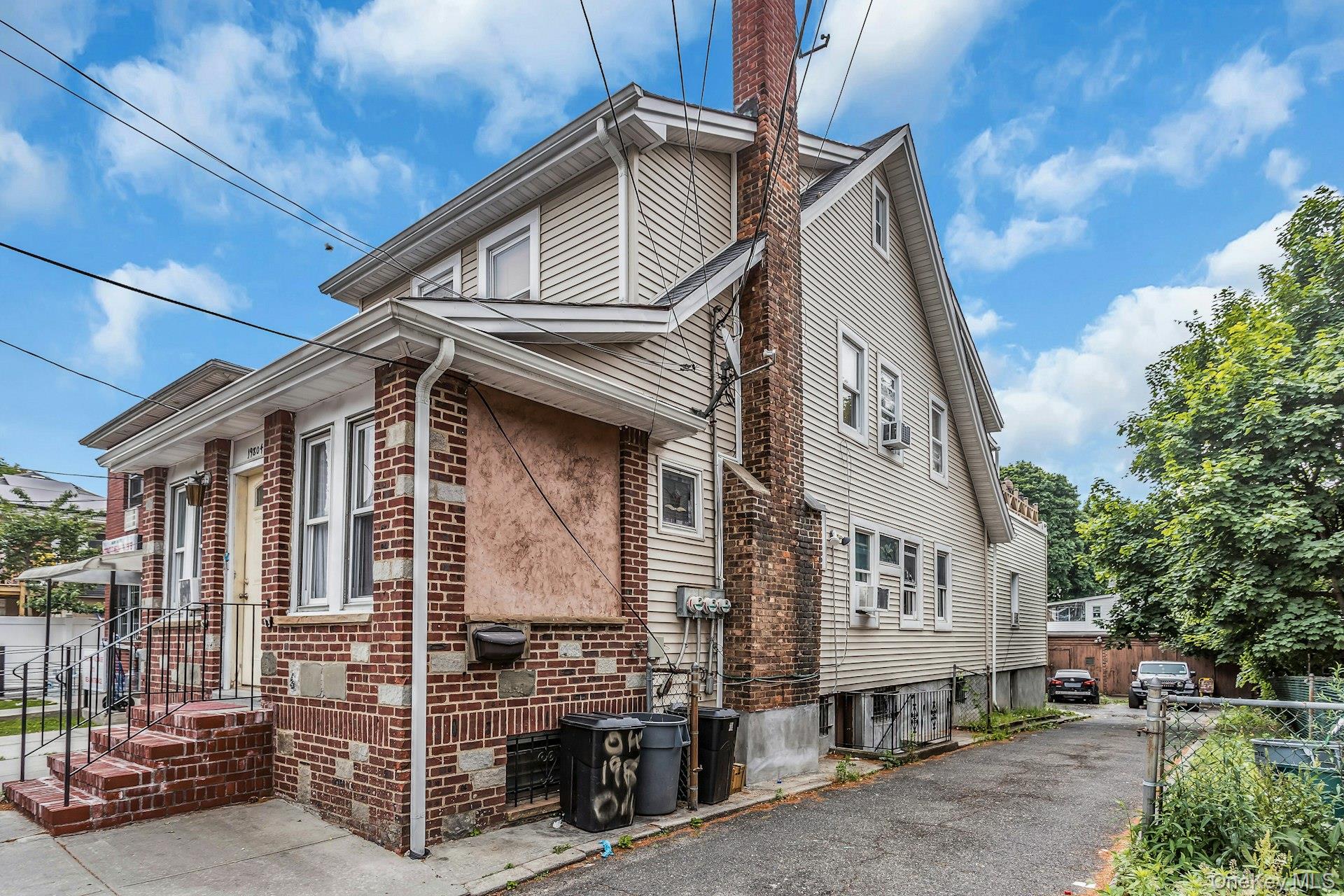 19804 Hillside Avenue Property Photo 3