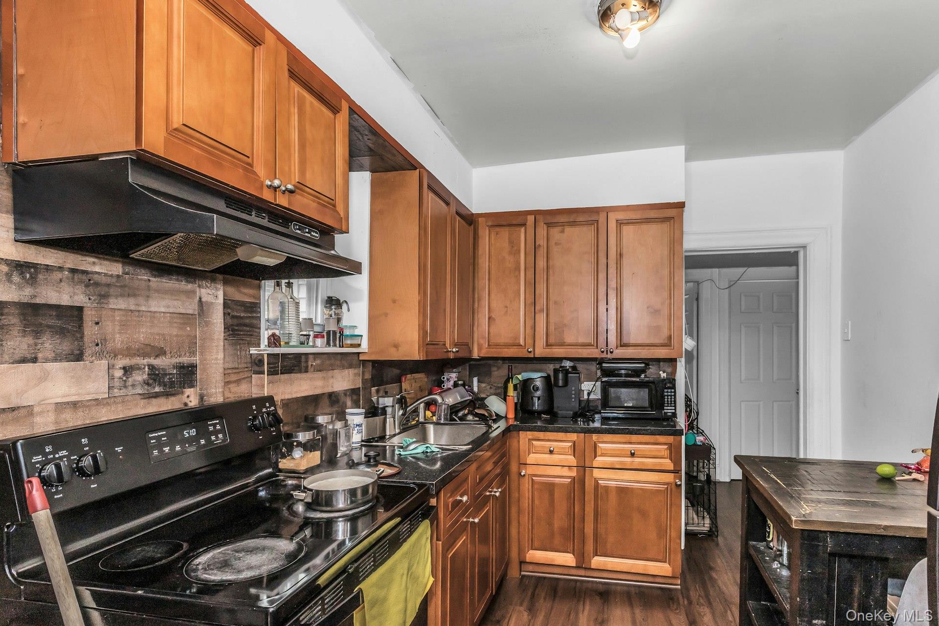 19804 Hillside Avenue Property Photo 9