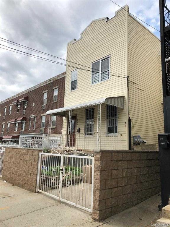 2043 Bathgate Avenue Property Photo 2
