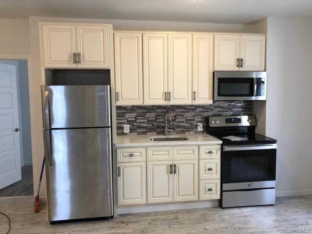 2043 Bathgate Avenue Property Photo 6