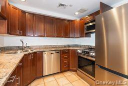 100 Cuttermill Road 4v Property Photo 12