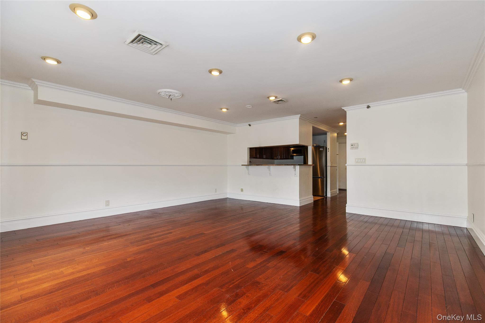 100 Cuttermill Road 4v Property Photo 12