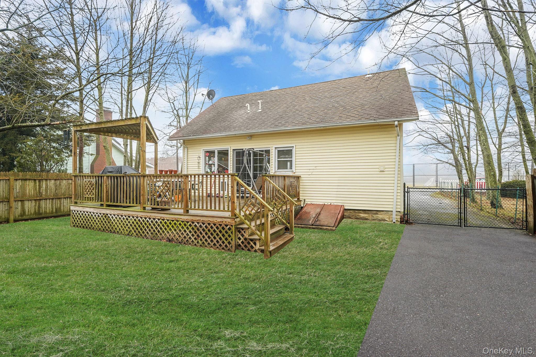 14 Tuttle Avenue Property Photo 17