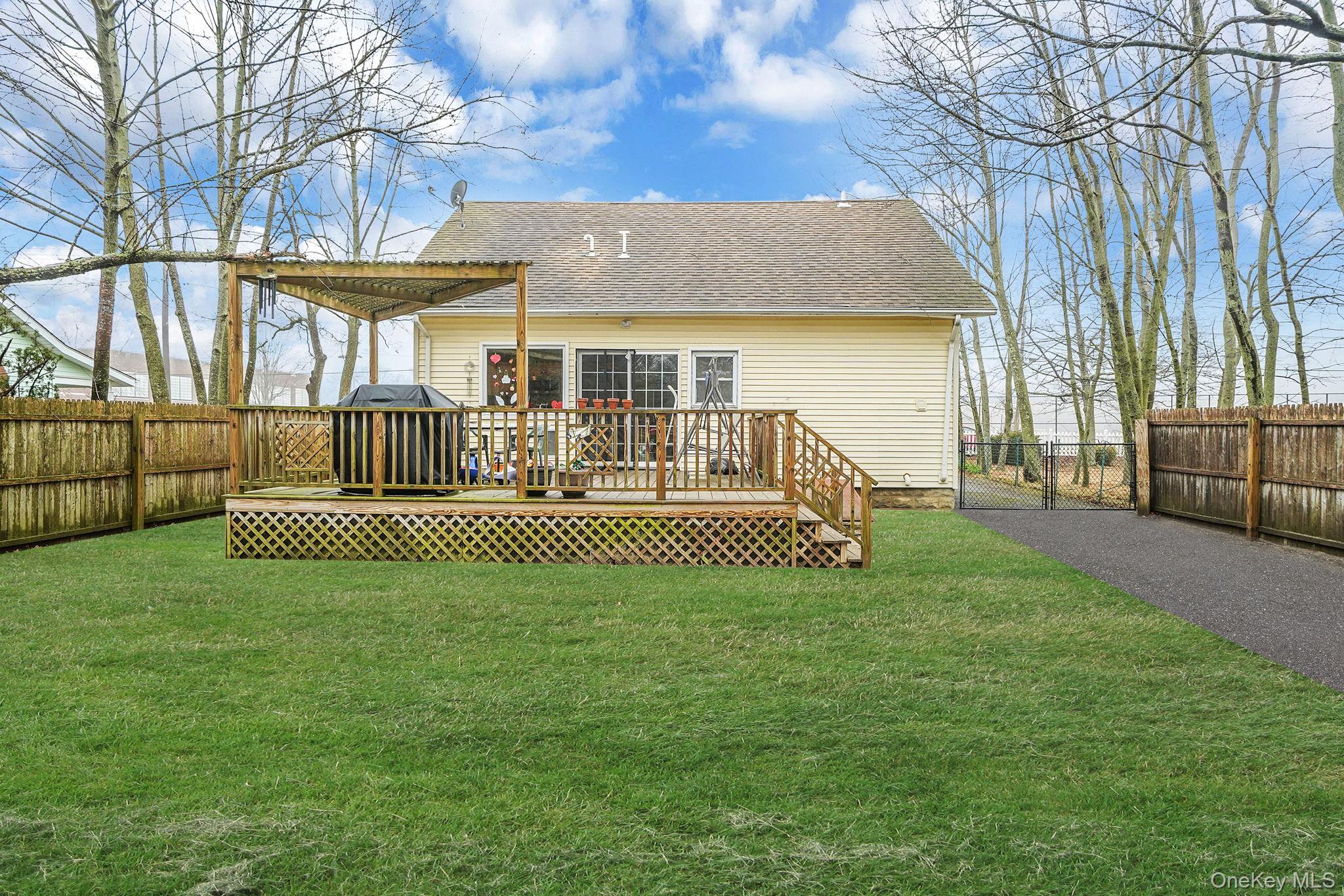 14 Tuttle Avenue Property Photo 18