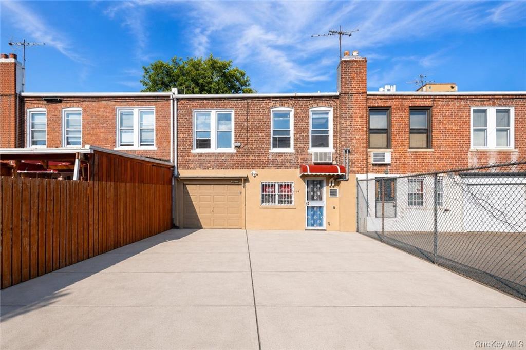 2326 E 19th Street Property Photo 3