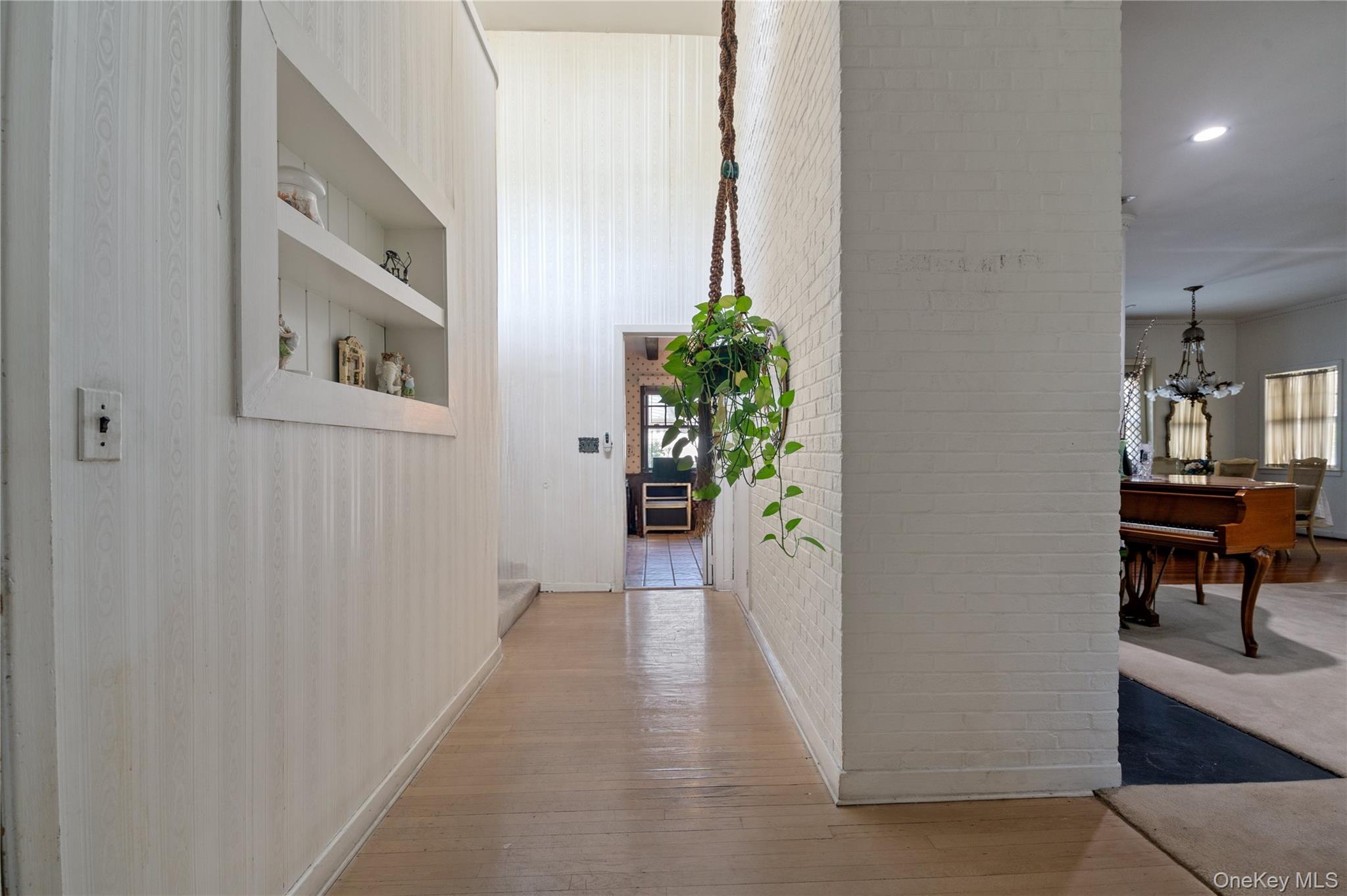1026 W Broadway Property Photo 3