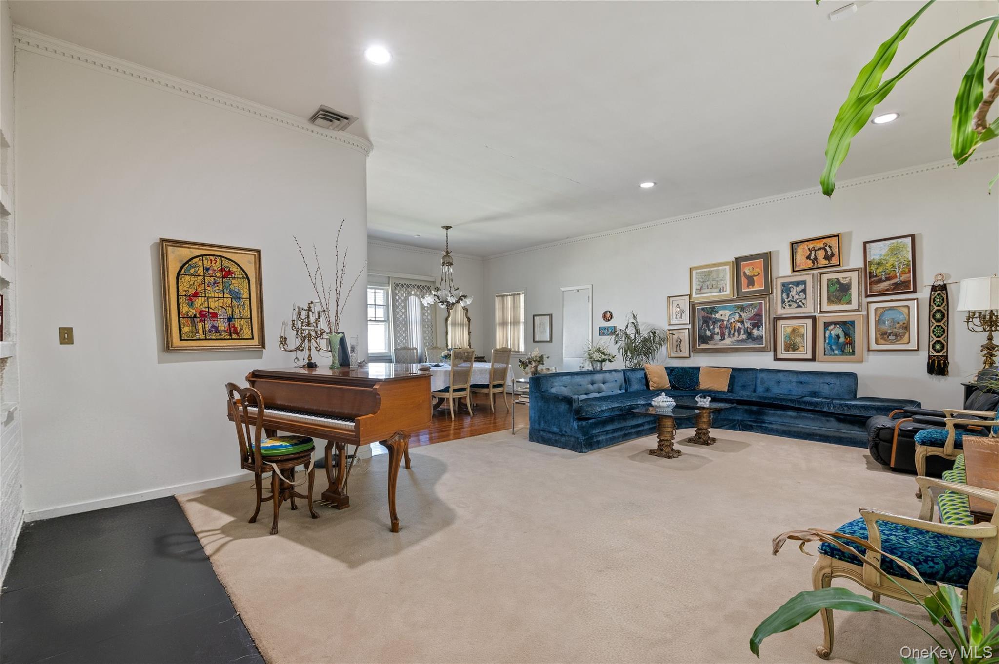 1026 W Broadway Property Photo 4