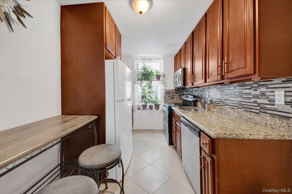 2131 Bruckner Boulevard Property Photo 3
