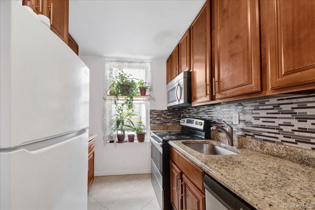 2131 Bruckner Boulevard Property Photo 4