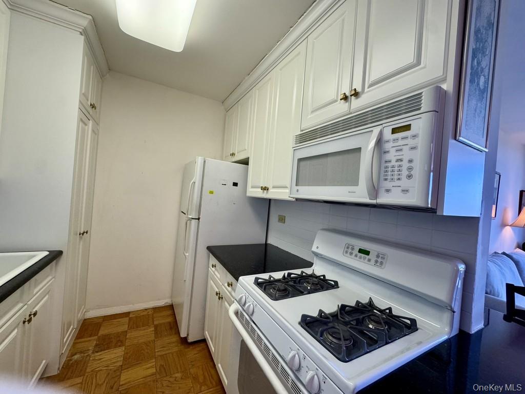 27110 Grand Central Parkway 6y Property Photo 10