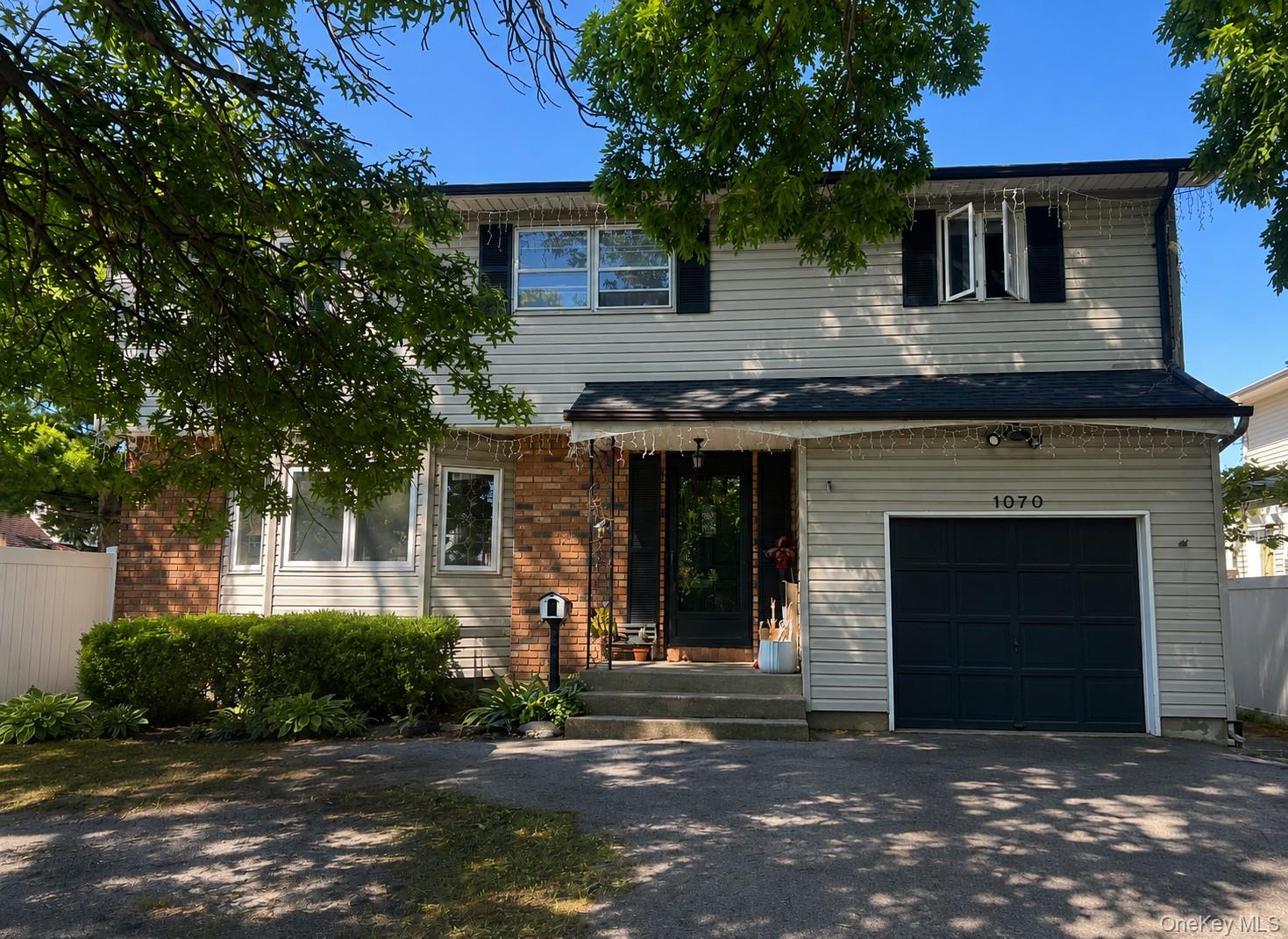 1070 Oakfield Avenue Property Photo 1