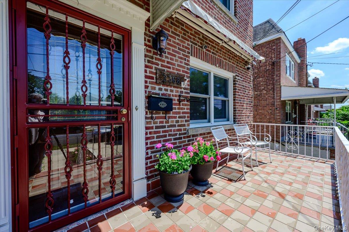2368 Woodhull Avenue Property Photo 4