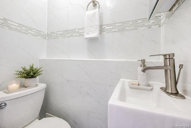2368 Woodhull Avenue Property Photo 6
