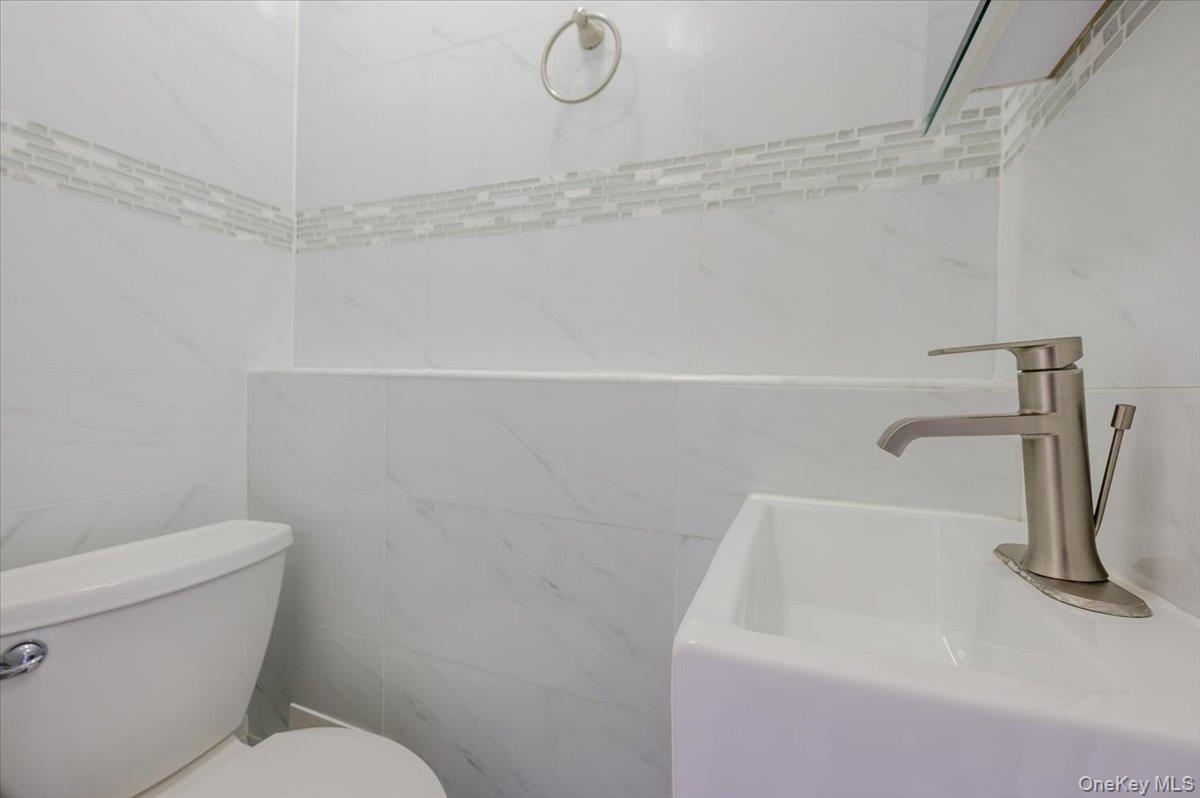 2368 Woodhull Avenue Property Photo 7