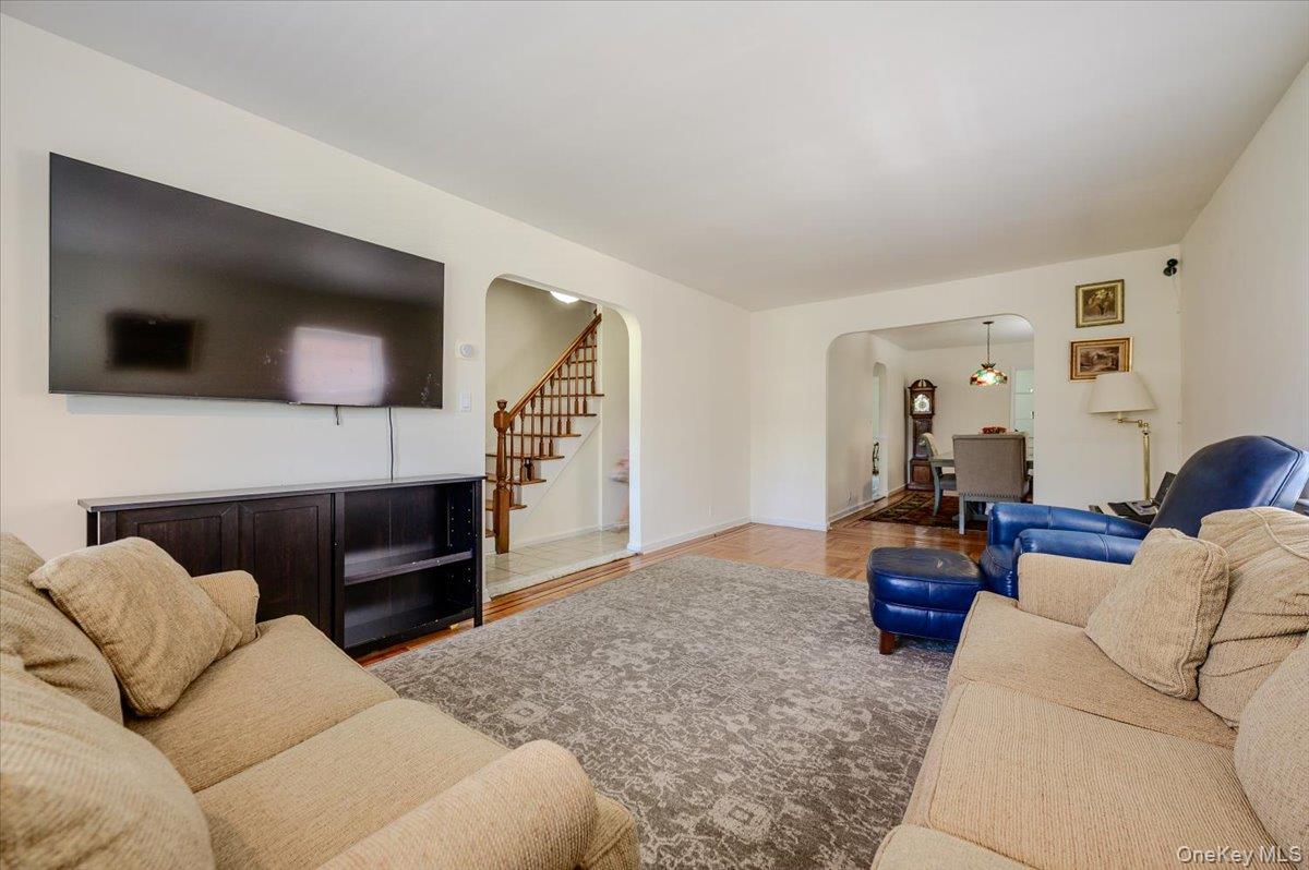 2368 Woodhull Avenue Property Photo 8