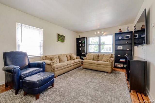 2368 Woodhull Avenue Property Photo 9