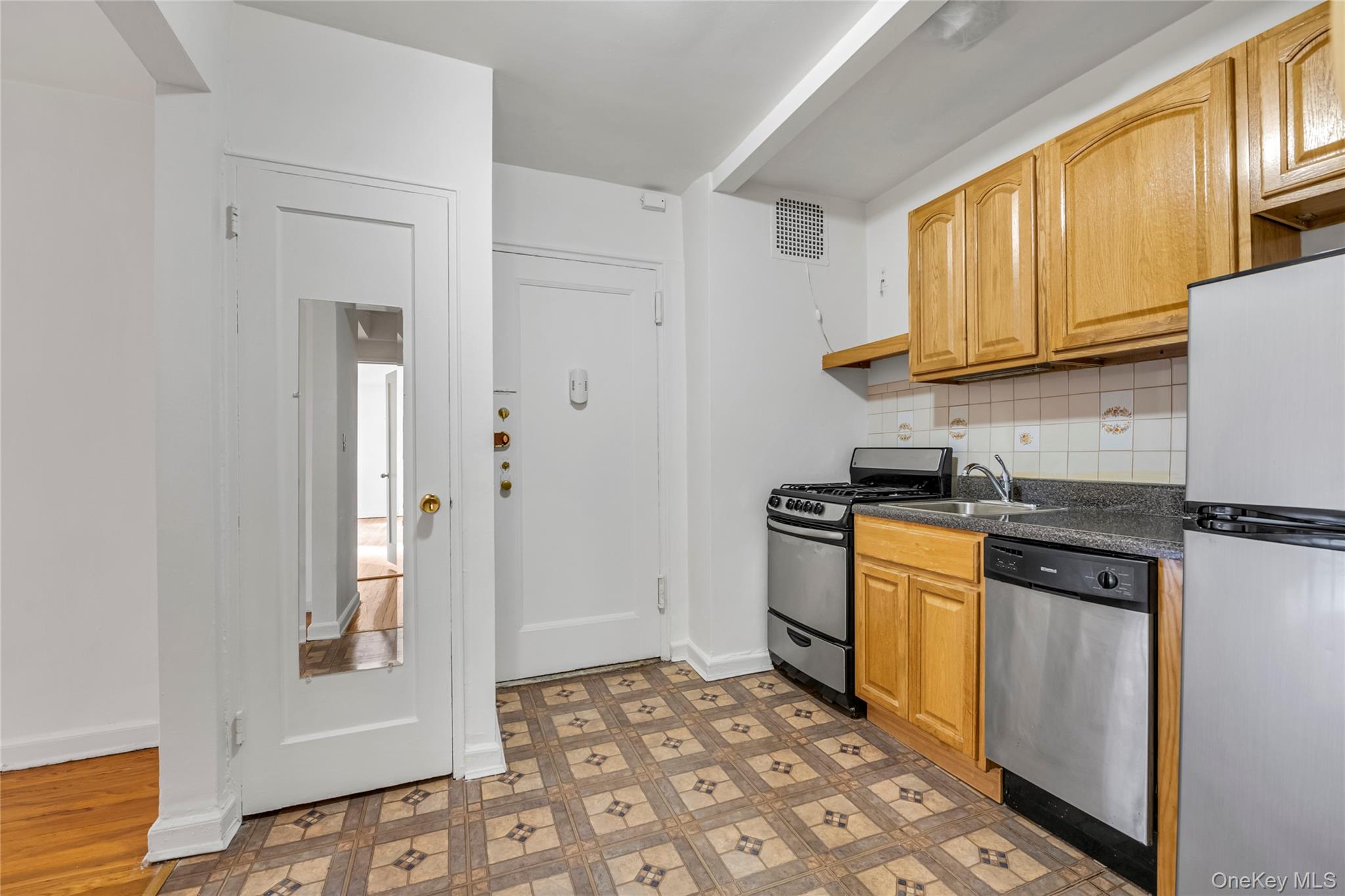 99-63 66 Avenue 2b Property Photo 5