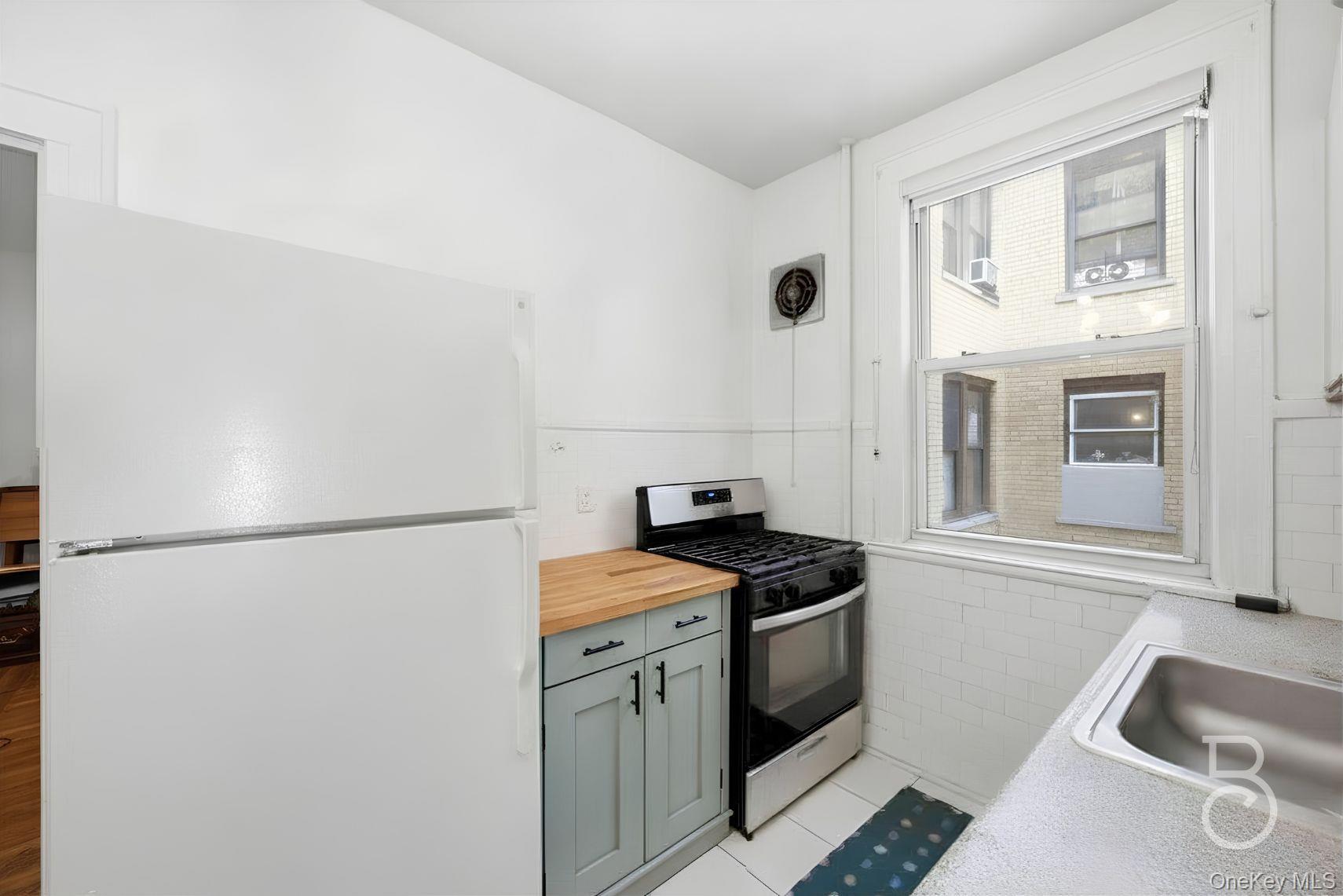 30-19 33rd Street Property Photo 9