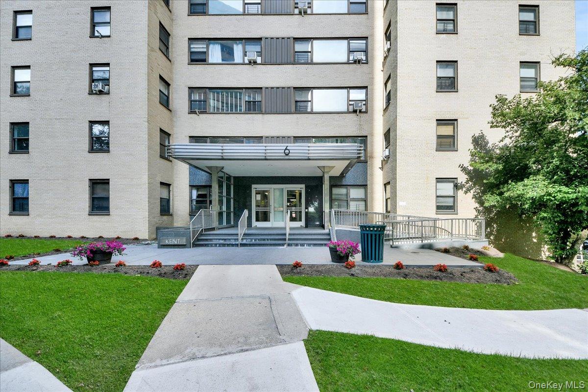 6 Fordham Hill Oval 10A Property Photo 1