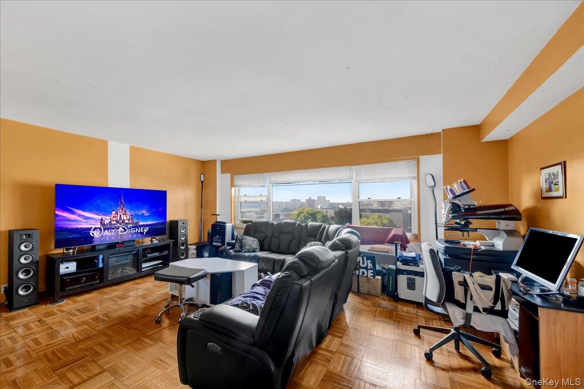 6 Fordham Hill Oval 10a Property Photo 4
