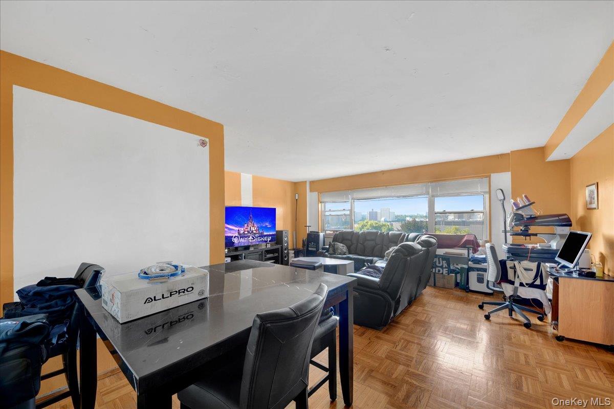 6 Fordham Hill Oval 10a Property Photo 5
