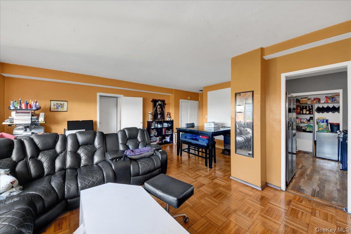 6 Fordham Hill Oval 10a Property Photo 7
