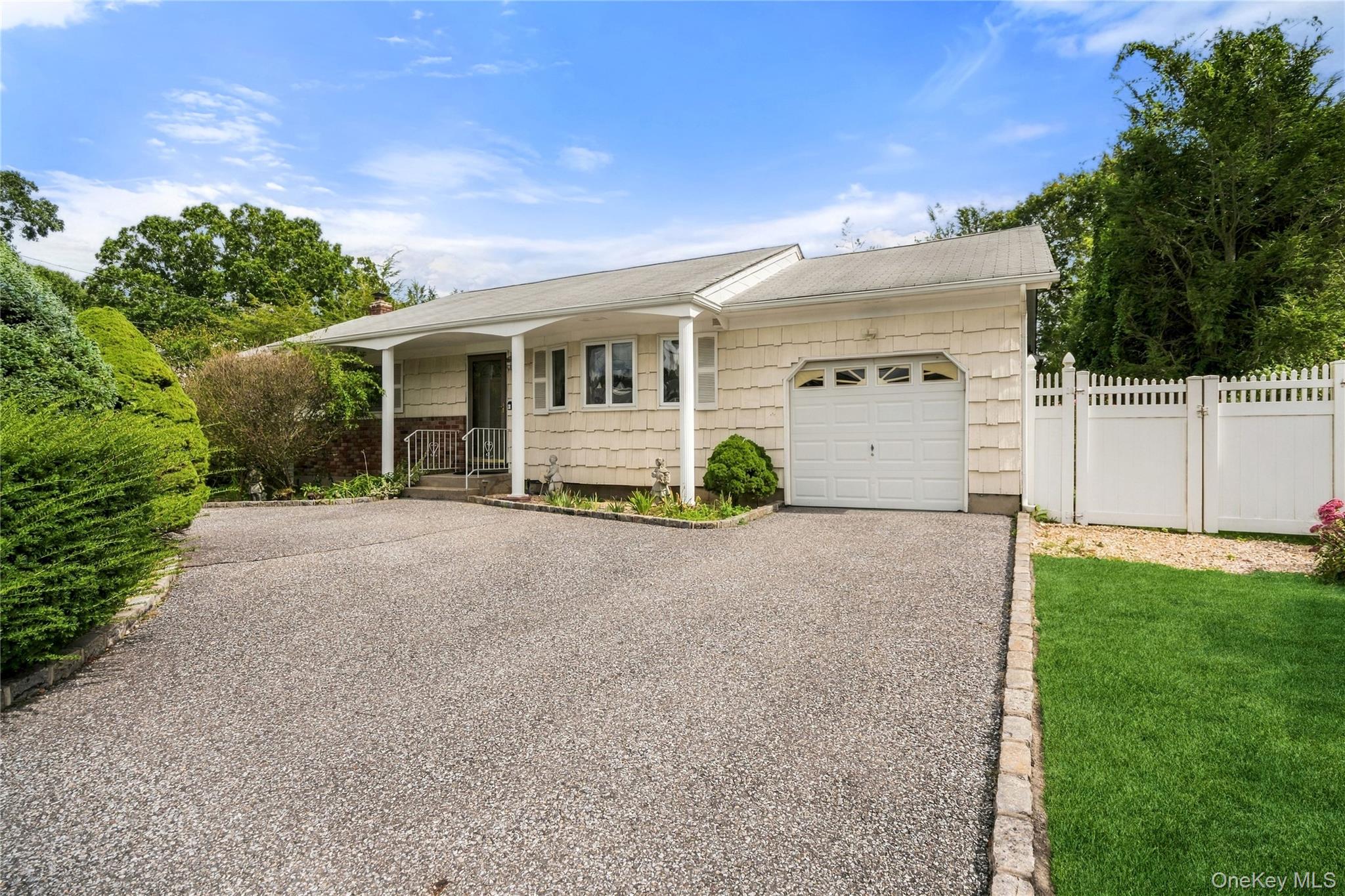 59 Ronkonkoma Boulevard Property Photo 3