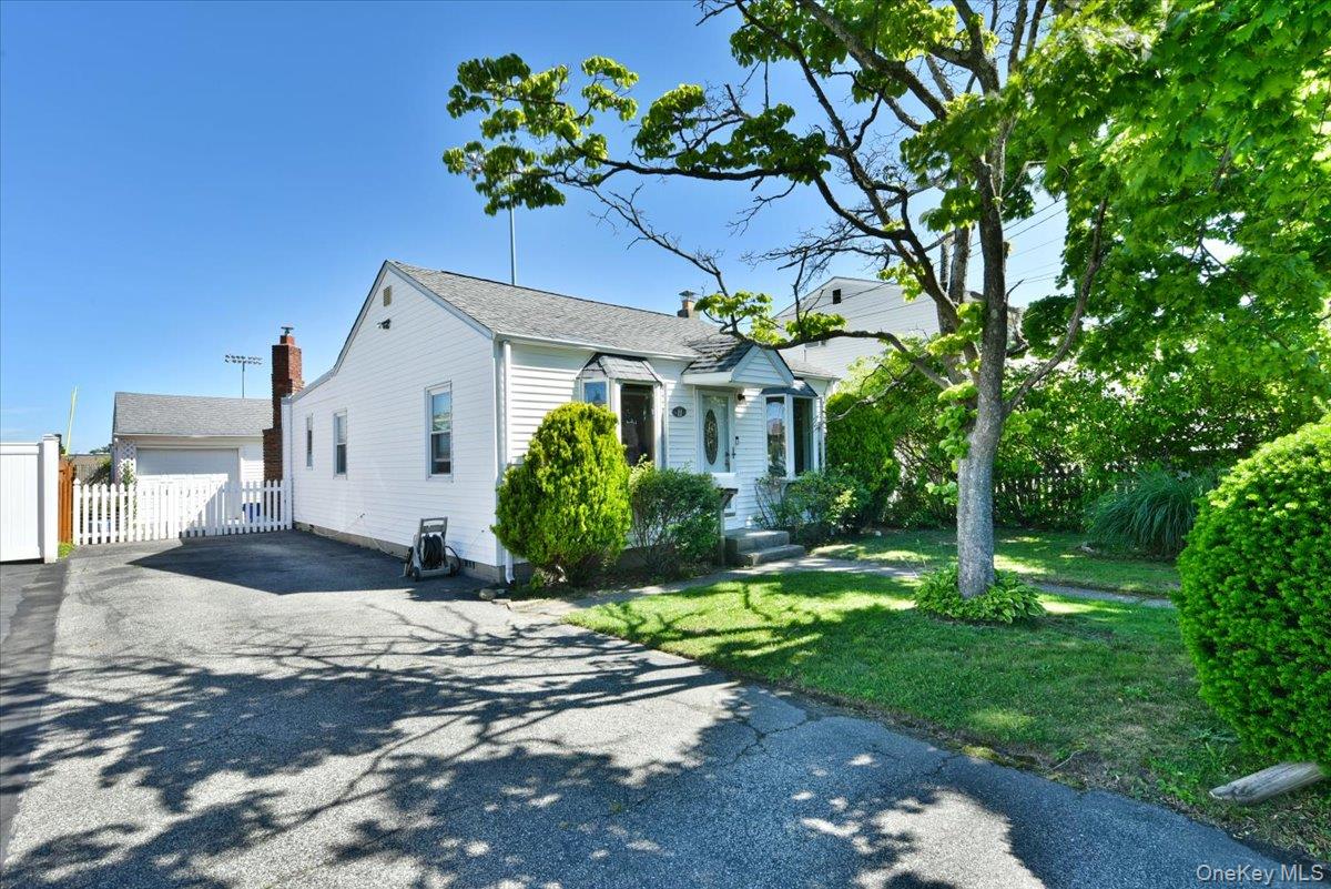 11 Glenda Drive Property Photo 3
