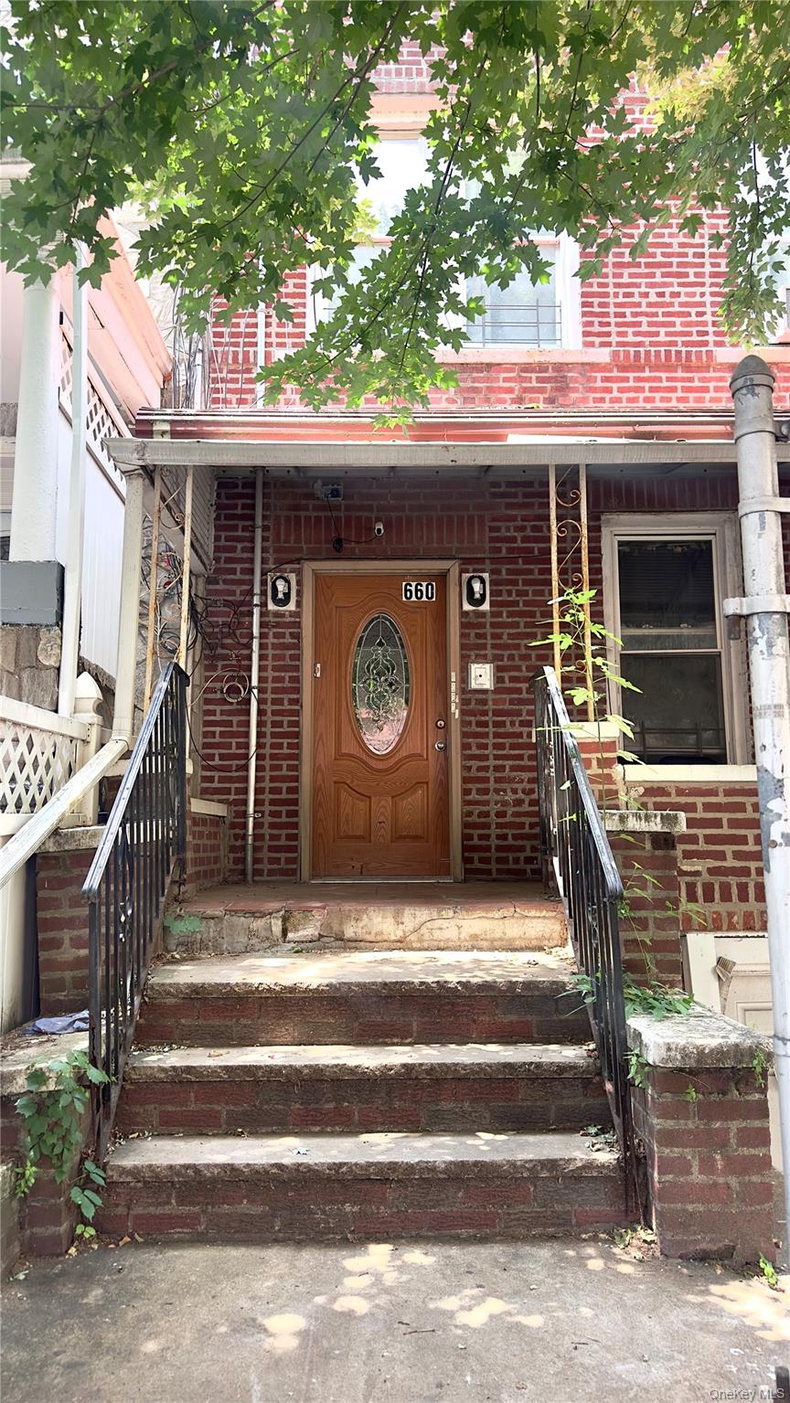 660 Warwick Street Property Photo 1
