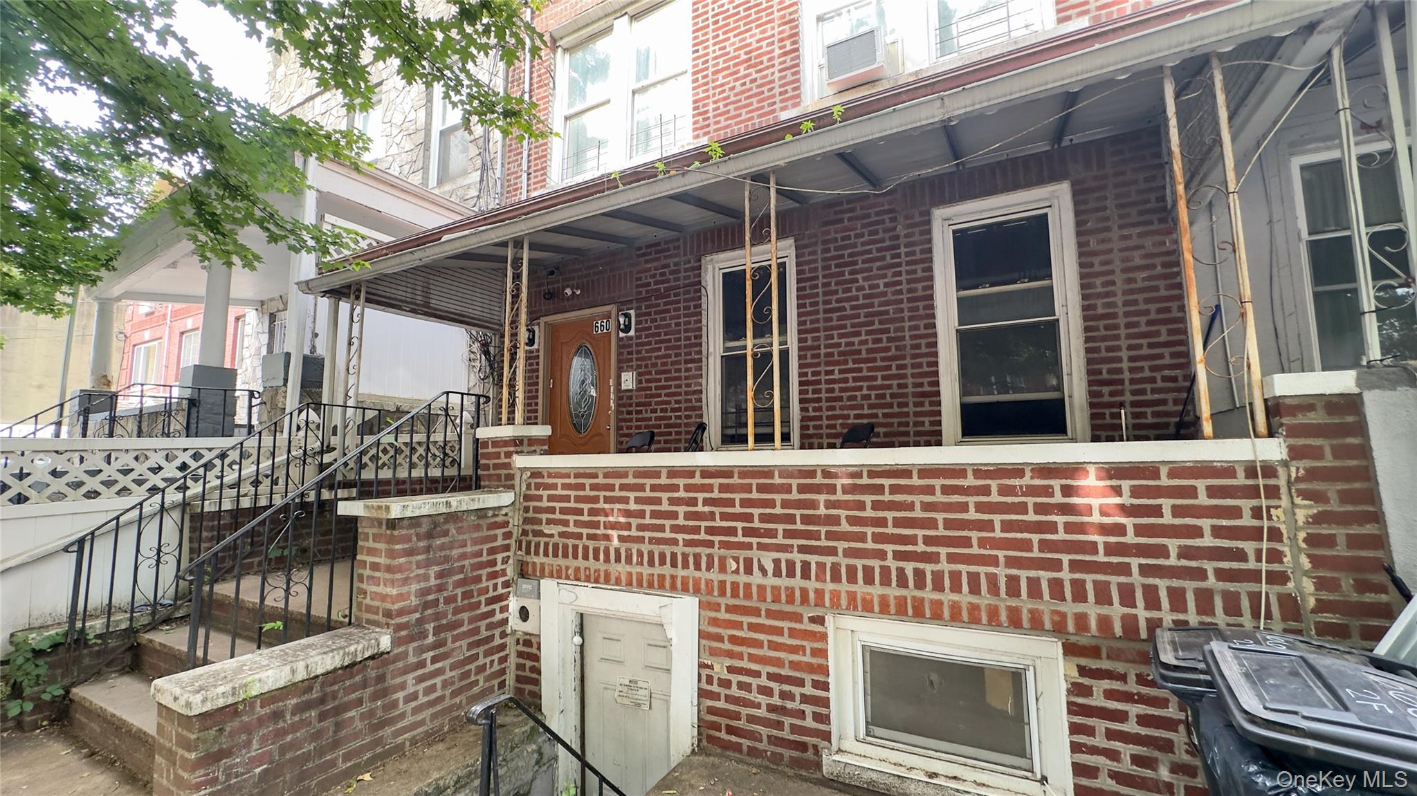 660 Warwick Street Property Photo 2