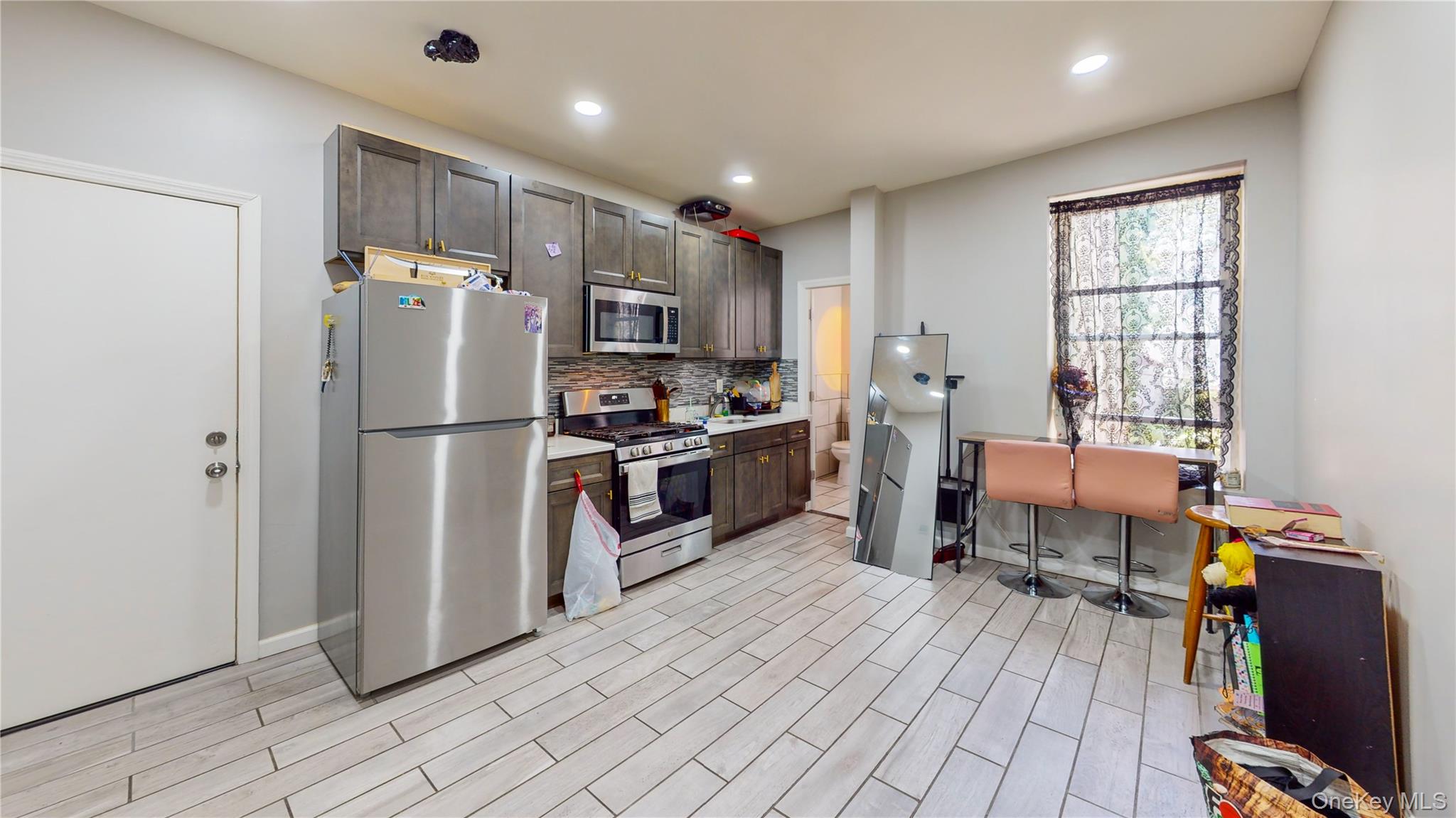 660 Warwick Street Property Photo 4