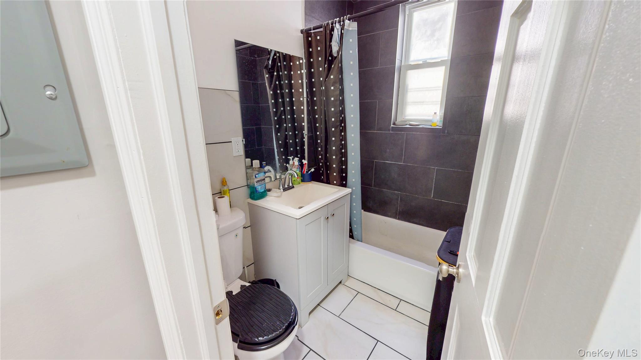660 Warwick Street Property Photo 9