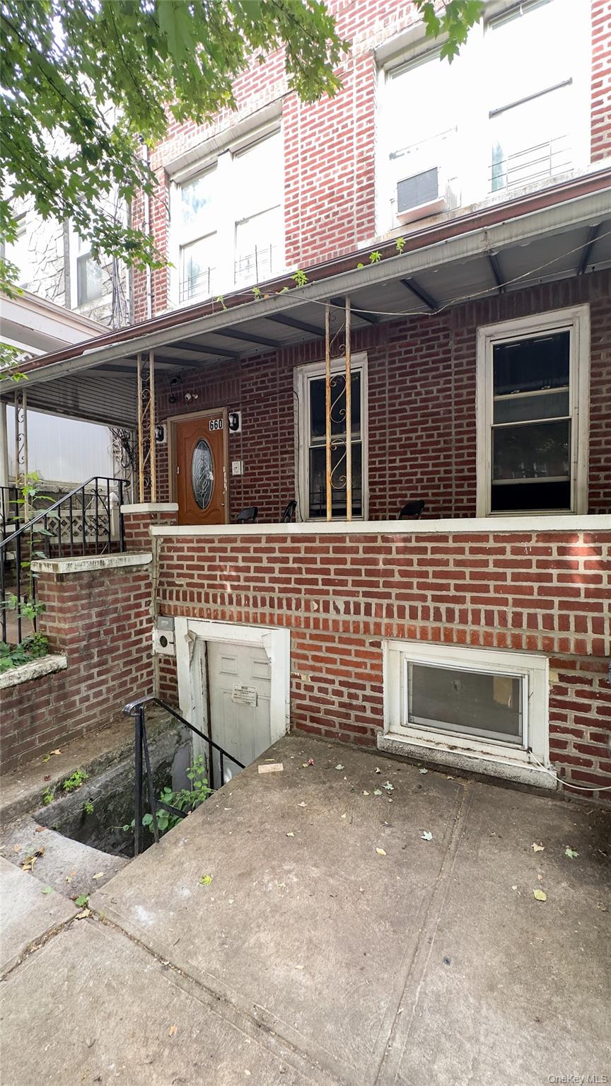 660 Warwick Street Property Photo 16