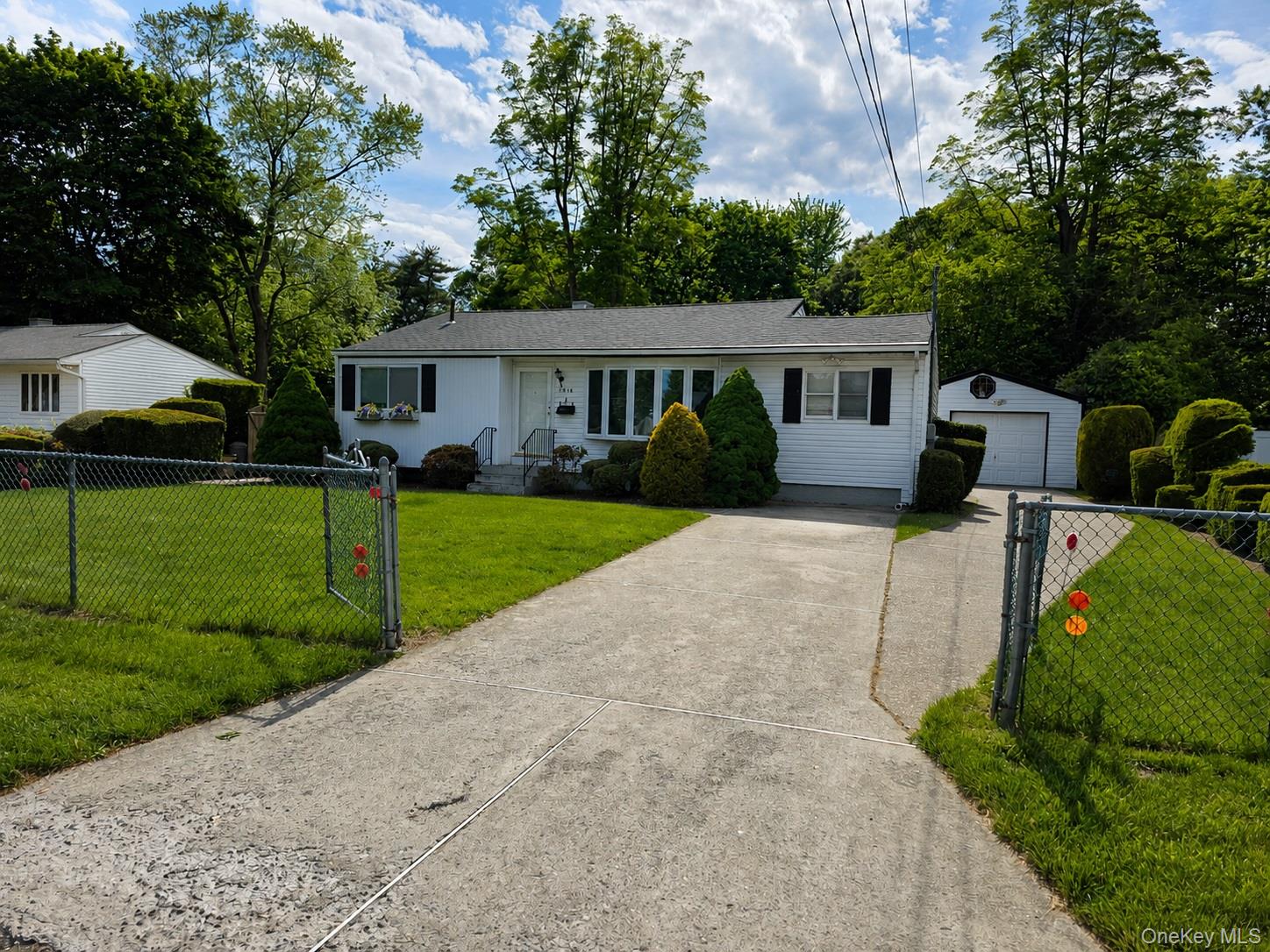 1614 N Gardiner Drive Property Photo 4