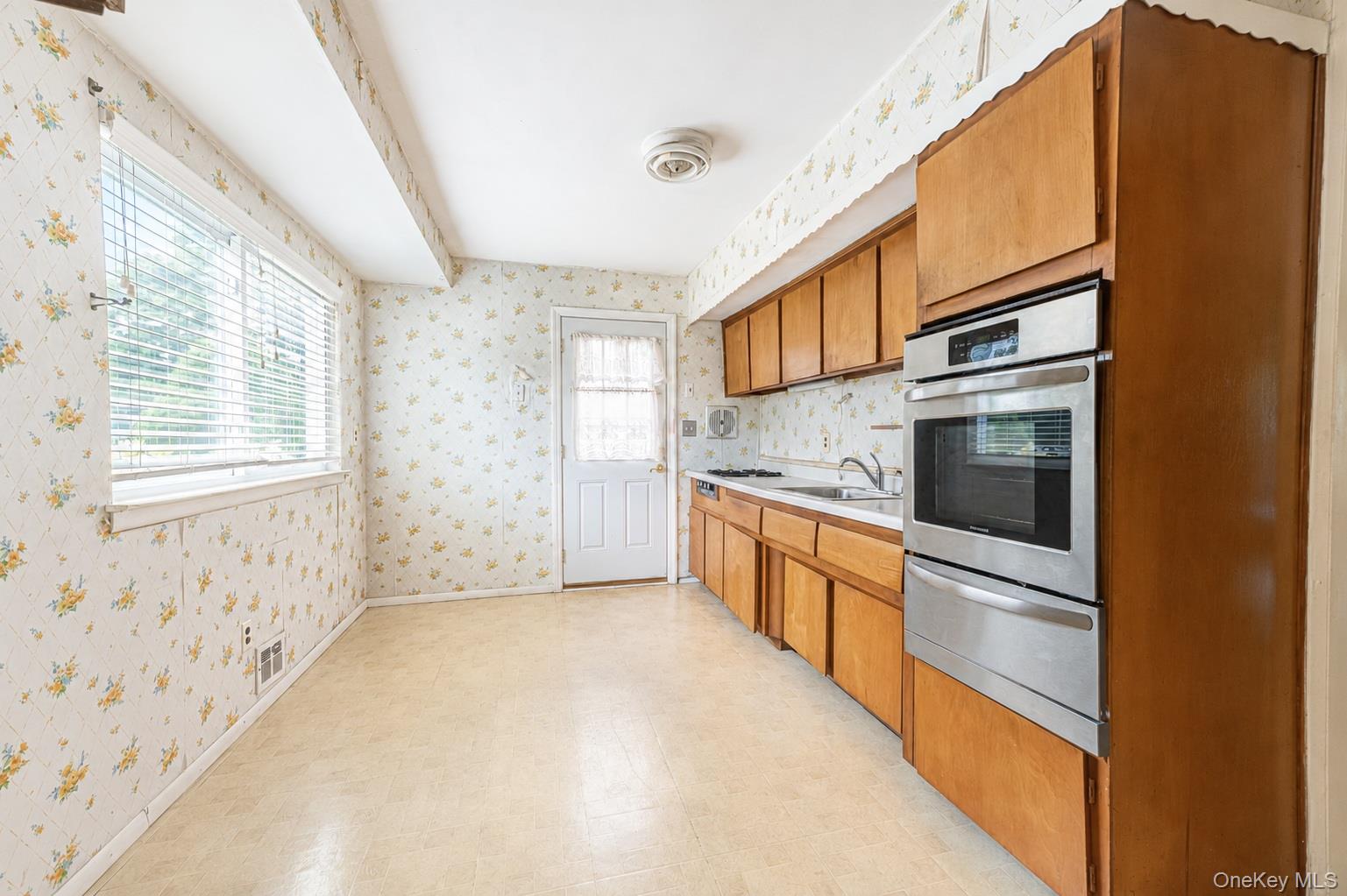 1614 N Gardiner Drive Property Photo 8