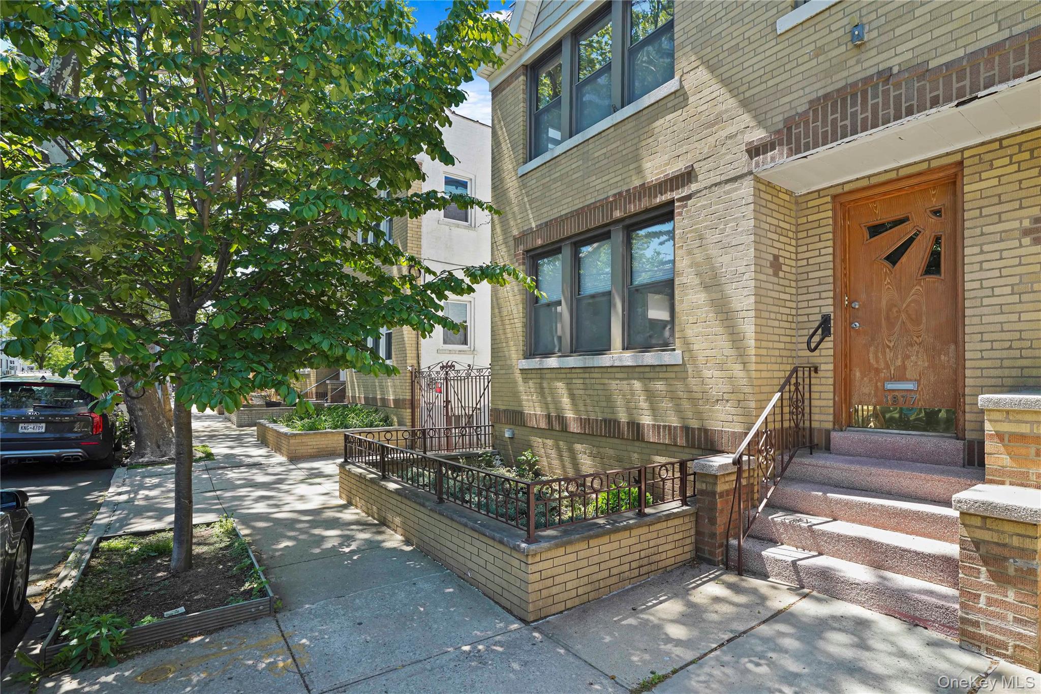 1877 Hart Street Property Photo 2