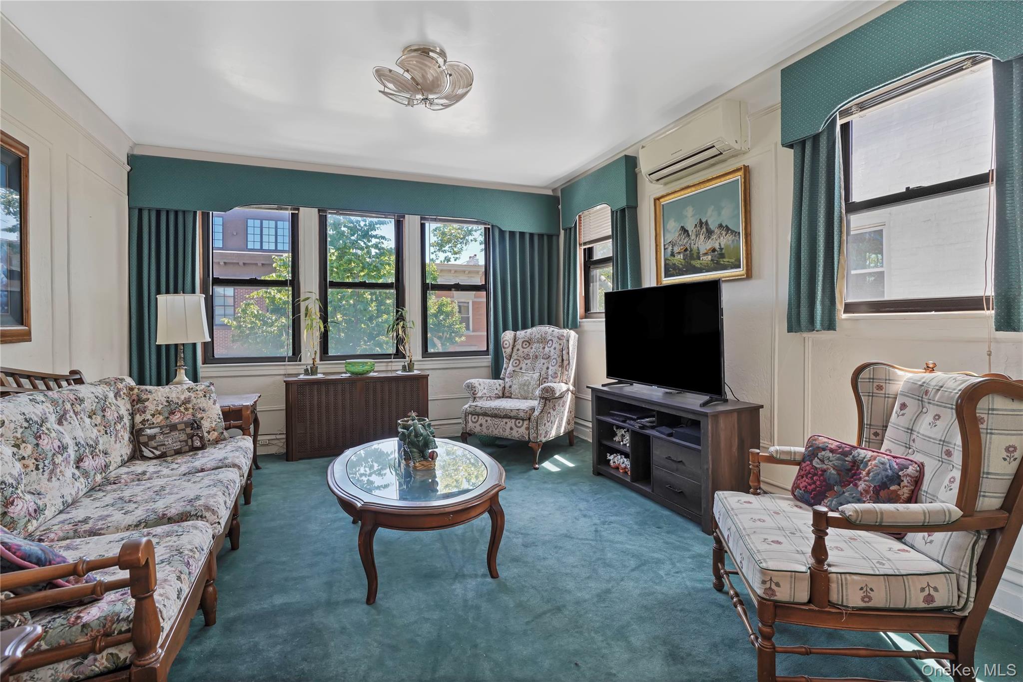 1877 Hart Street Property Photo 3