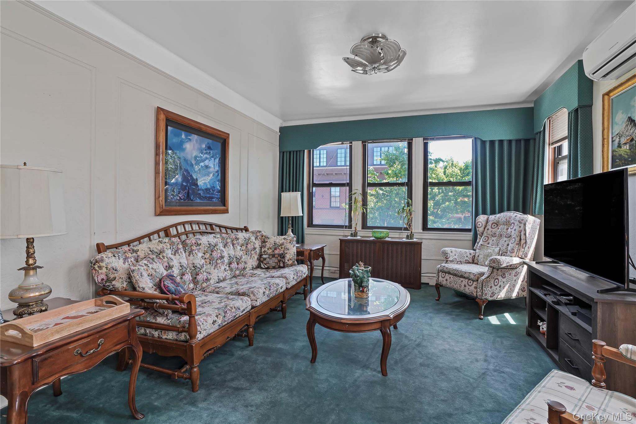 1877 Hart Street Property Photo 4