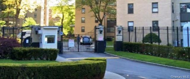 1 Fordham Hill Oval 2e Property Photo 1
