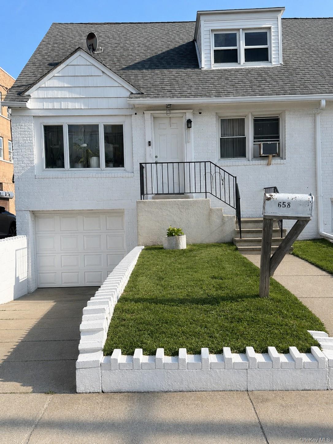 658 W Broadway Property Photo 1
