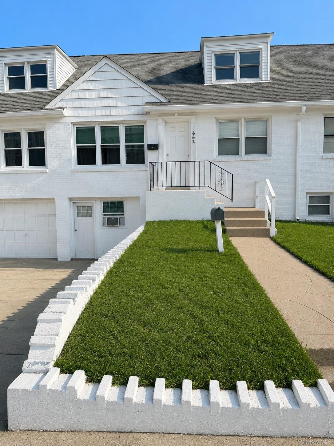 662 W Broadway Property Photo 1
