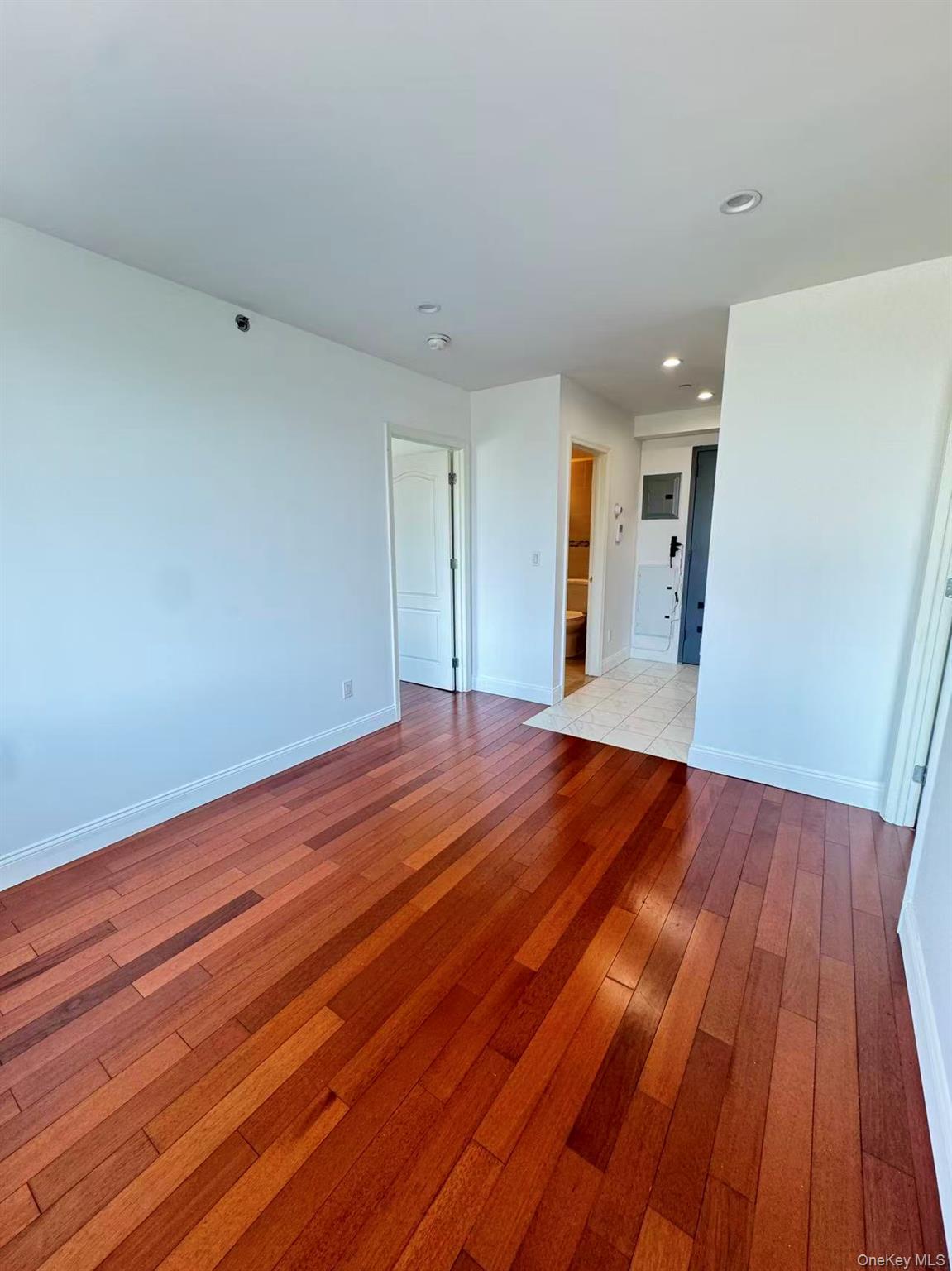 14456 Roosevelt Avenue 5a Property Photo 2