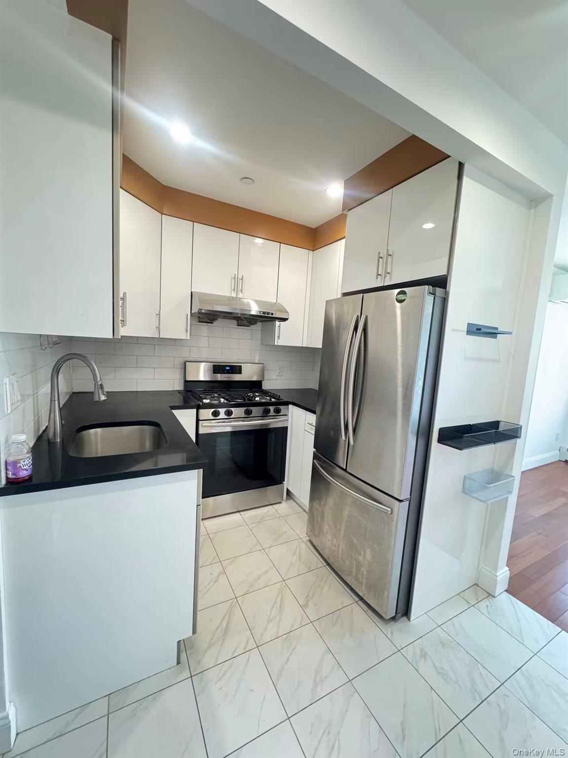 14456 Roosevelt Avenue 5a Property Photo 3