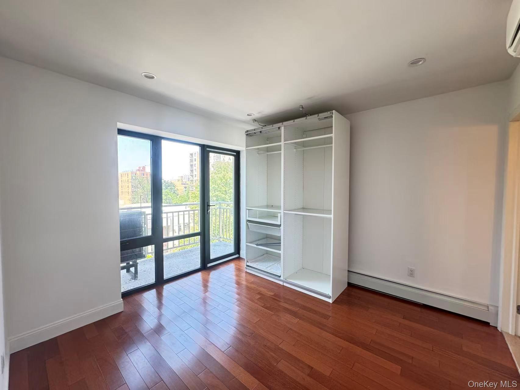 14456 Roosevelt Avenue 5a Property Photo 4