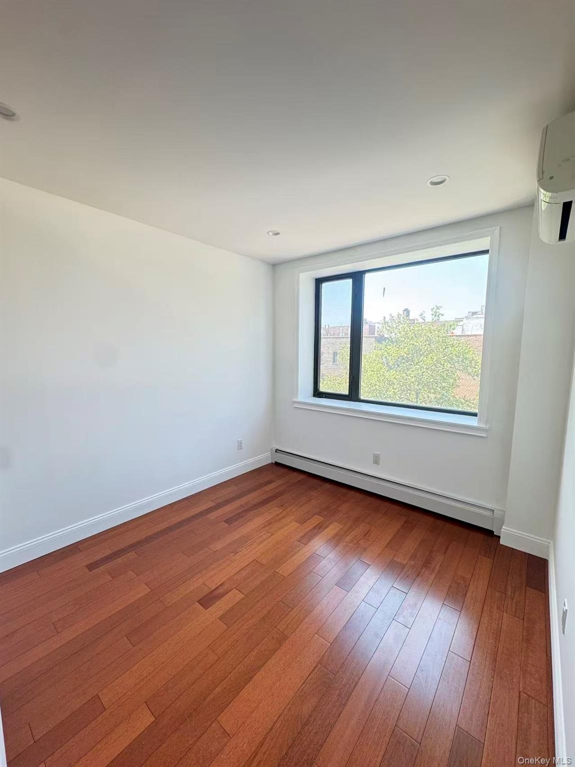 14456 Roosevelt Avenue 5a Property Photo 5