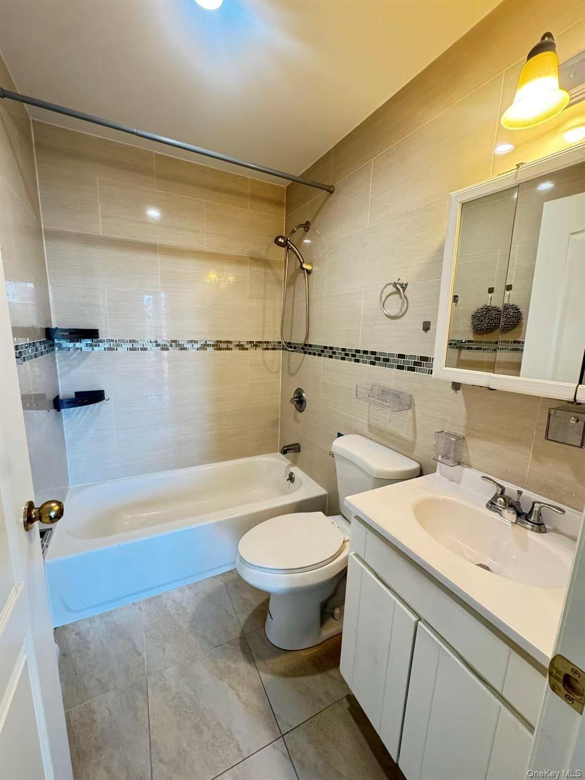 14456 Roosevelt Avenue 5a Property Photo 7