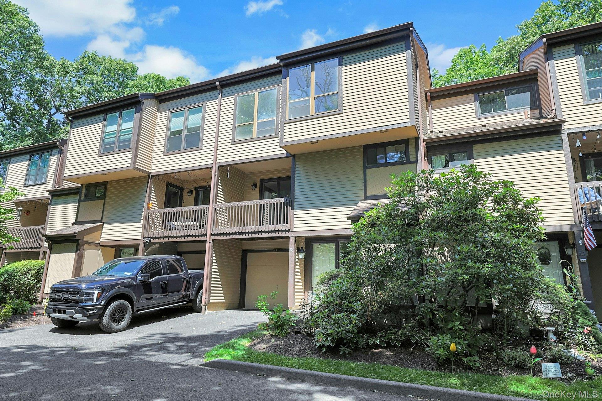 83 Deerfield Lane Property Photo 1